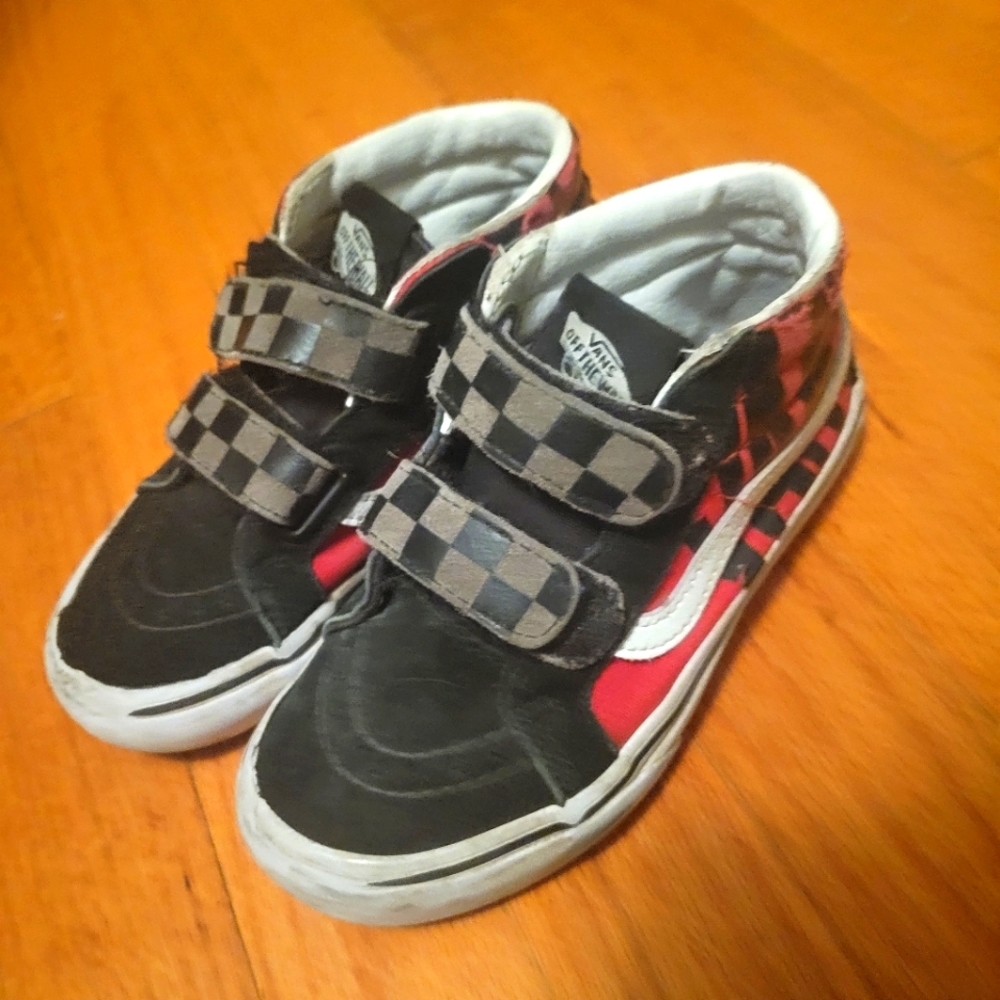 My son outgrew these adorable shoes.